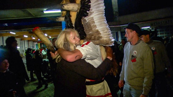 Beim Klaasohm-Fest auf Borkum umarmt ein verkleideter Mann eine Frau © NDR 