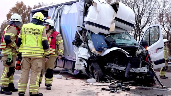 Ein Kleintransporter steht nach einem Unfall zerstört auf der A1. © Nord-West-Media TV 