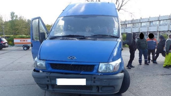 Ein blauer Transporter wurde von der Polizei angehalten. © Polizeiinspektion Cuxhaven Foto: Polizeiinspektion Cuxhaven