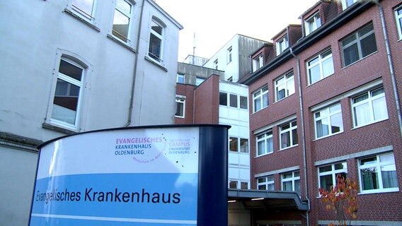 Der Eingang des evangelischen Krankenhauses in Oldenburg. © NDR 