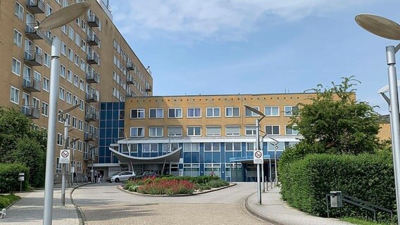 Das Klinikum Wilhelmshaven von außen.  