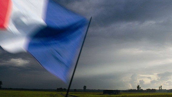 Eine Frankreichflagge weht über Norddeutsches Land. © Das Letzte Kleinod Foto: Das Letzte Kleinod