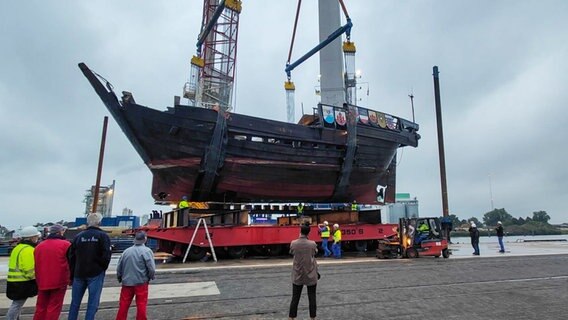 Ein Koggen-Nachbau wird im Hafen von Bremerhaven aus dem Wasser gehoben © Radio Bremen Foto: Sina Derezynski