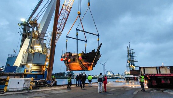 Ein Koggen-Nachbau wird im Hafen von Bremerhaven aus dem Wasser gehoben © Radio Bremen Foto: Sina Derezynski