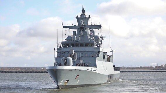 Die Korvette Erfurt fährt aus einem Hafen. © picture alliance Foto: Danny Gohlke