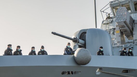 Soldaten an Bord der Korvette "Erfurt" © dpa Bildfunk Foto: Mohssen Assanimoghaddam