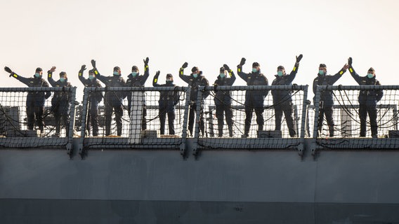 Soldaten winken von Bord der Korvette "Erfurt" © dpa Bildfunk Foto: Mohssen Assanimoghaddam