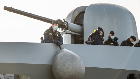 Soldaten an Bord der Korvette "Erfurt" © picture alliance Foto: Mohssen Assanimoghaddam