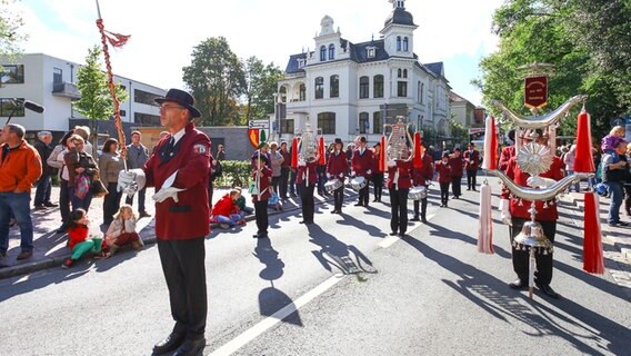 Eine Parade zieht durch die Straßen Oldenburgs. © NDR.de Foto: Alexander Brodeßer