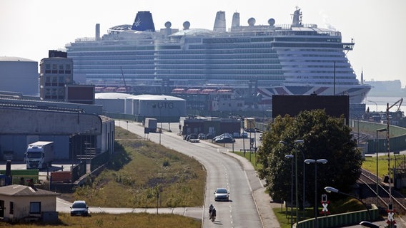 Ein Kreuzfahrtschiff liegt am Kreuzfahrtterminal des Columbus-Cruise-Center auf der Columbuskaje in Bremerhaven. © picture alliance / Zoonar | Stefan Ziese Foto: Stefan Ziese