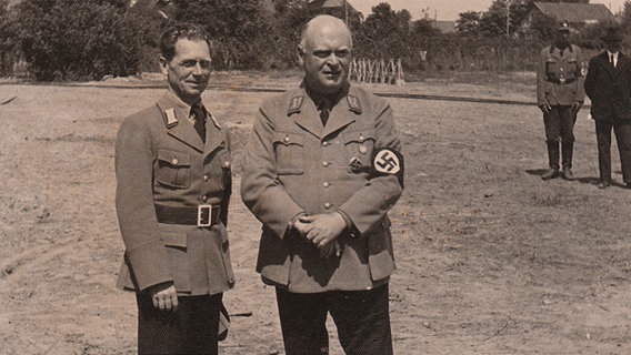 Eine historische Fotografie zeigt Dr. Friedrich Castelle und den Gauleiter Carl Röver. © Archiv Cloppenburg 