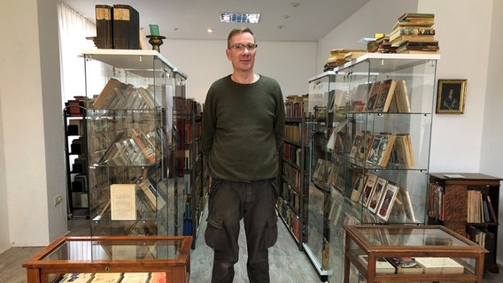 Mirko Schädel  steht in seinem Krimimuseum in Jever. © NDR Foto: Jutta Przygoda