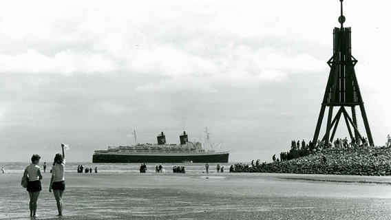 Die HANSEATIC passiert die Kugelbake im Juli 1961.  Foto: H.Borrmann