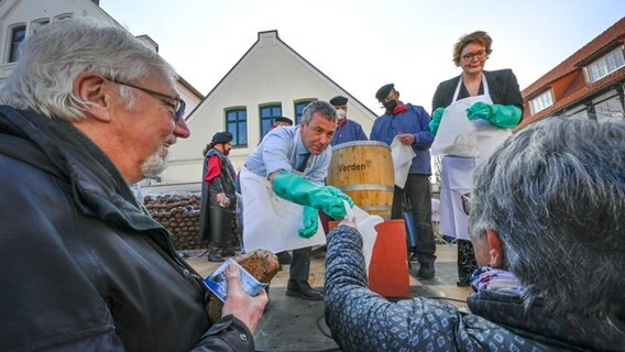 Johann Saathoff, Parlamentarischer Staatssekretär im Bundesministerium für Innern und für Heimat, und Daniela Behrens, Niedersächsische Ministerin für Soziales, Gesundheit und Gleichstellung, verteilen Hering. © Karsten Klama/dpa Foto: Karsten Klama