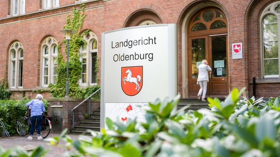 Eine Außenaufnahme des Landgerichts Oldenburg. © picture alliance Foto: Mohssen Assanimoghaddam