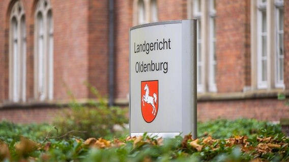 Ein Schild steht vor dem Landgericht in Oldenburg. © picture-alliance Foto: Mohssen Assanimoghaddam