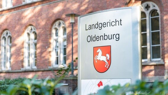 Landgericht Oldenburg mit niedersächsischem Wappen. Landgericht Oldenburg mit niedersächsischem Wappen. © picture alliance/CHROMORANGE/Fabian Steffens Foto: Fabian Steffens