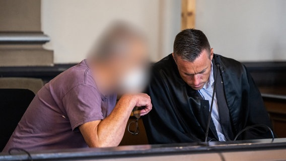 Ein wegen Doppelmordes verurteilter Mann sitzt kurz vor Prozessfortsetzung in einem Gerichtssaal des Landgerichts Verden und unterhält sich mit seinem Pflichtverteidiger Jakob Struif (r). Ein wegen Doppelmordes verurteilter Mann sitzt kurz vor Prozessfortsetzung in einem Gerichtssaal des Landgerichts Verden und unterhält sich mit seinem Pflichtverteidiger Jakob Struif (r). © picture alliance Foto: Mohssen Assanimoghaddam