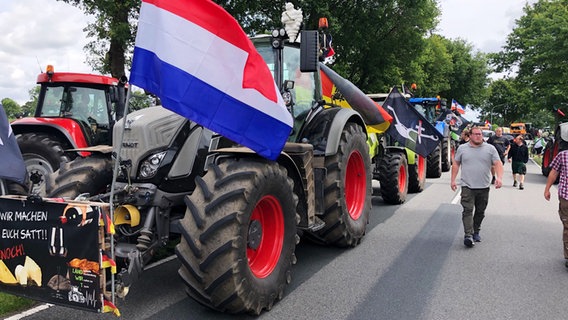 Traktoren stehen bei einer Demonstration auf einer Straße. © NDR Foto: Hedwig Ahrens