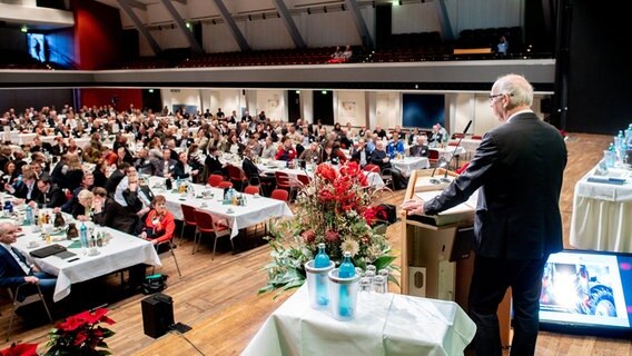 Gerhard Schwetje, Kammerpräsident, spricht vor den Mitgliedern der Kammerversammlung der Landwirtschaftskammer Niedersachsen in der Kongresshalle der Weser-Ems-Hallen in Oldenburg. © dpa-Bildfunk Foto: Hauke-Christian Dittrich