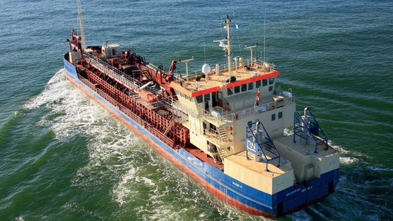 Eine Luftaufnahme zeigt ein Transportschiff. © Niedersächsischer Landesbetrieb für Wasserwirtschaft, Küsten- und Naturschutz 