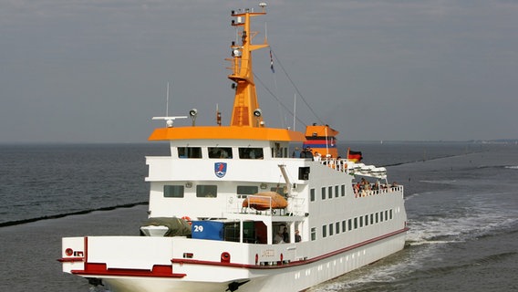 Die Fähre "Langeoog III" läuft den Hafen von Bensersiel (Kreis Wittmund) an. © picture-alliance/ dpa Foto: Ingo Wagner