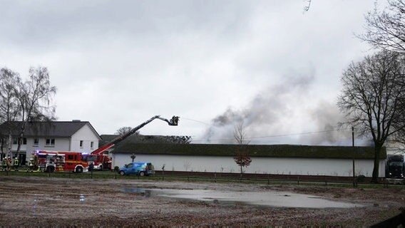Feuerwehrleute löschen mit einer Drehleiter eine brennende Lagerhalle in Langförden. © TeleNewsNetwork 