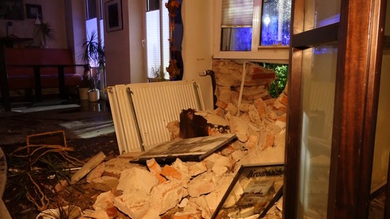 Das Bild zeigt den zerstörten Eingangsbereich einer Gaststätte nach einem Unfall. © NonstopNews 