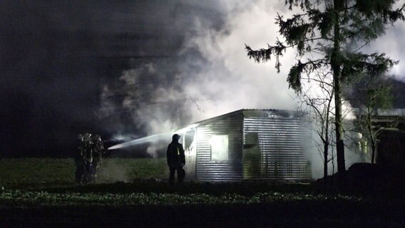 Feuerwehrleute löschen einen Brand in einem Schuppen. © TeleNewsNetwork 