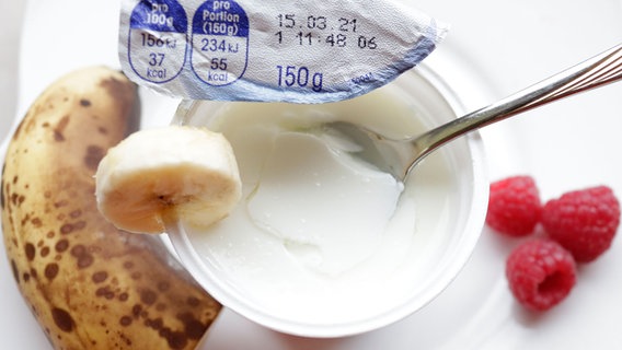 Ein Joghurt mit abgelaufenem Haltbarkeitsdatum steht auf einem Tisch. © Zentrum für Ernährung und Hauswirtschaft Niedersachsen - ZEHN Foto: Anja Rempfer