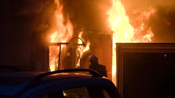 Flammen schlagen aus einem Wohnhaus. © TeleNewsNetwork 