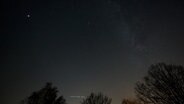 Blick in den Nachthimmel mit Sternschnuppe. © Nord-West-Media TV 