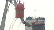 Kuppel wird von schiefem Leuchtturm in Bremerhaven gehoben. © Radio Bremen Foto: Radio Bremen
