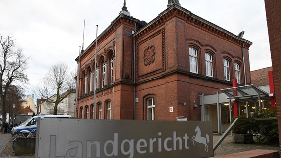 Ein Schild mit der Aufschrift Landgericht vor dem Gebäude des Landgerichts Verden. © picture alliance / Carmen Jaspersen/dpa | Carmen Jaspersen Foto: Carmen Jaspersen