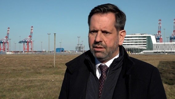 Olaf Lies (SPD) spricht in einem Interview. © NonstopNews 