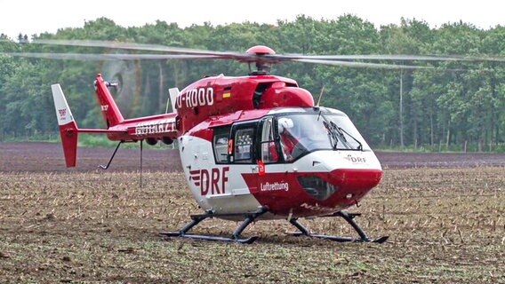 Ein Rettungshubschrauber auf einem Stoppelfeld. © Nord-West-Media TV 