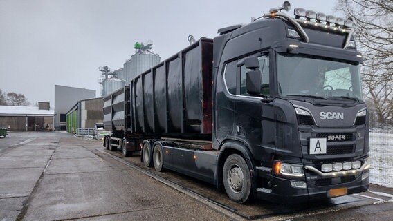 Ein Lkw-Gespann auf einer Waage © Polizeiinspektion Leer/Emden 