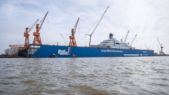 In der Lloyd Werft Bremerhaven wird an einer Jacht gebaut. © picture-alliance Foto: Sina Schuldt