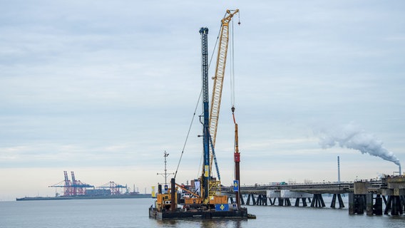 Am zukünftigen Anleger für das FSRU (floating Storage and Regasification Units) für den Flüssiggasimport nach Deutschland findet der erste Rammschlag statt. © picture alliance/dpa | Sina Schuldt Foto: Sina Schuldt