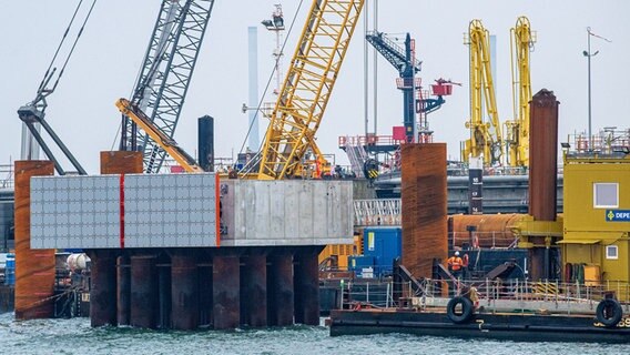 An den neu gebauten Anlegedalben für das zukünftigen Importterminal für Flüssigerdgas (LNG) finden Bauarbeiten statt. © picture alliance/dpa | Sina Schuldt Foto: Sina Schuldt