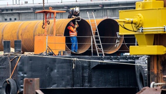 An den neu gebauten Anlegedalben für das zukünftigen Importterminal für Flüssigerdgas (LNG) finden Bauarbeiten statt. © dpa Foto: Sina Schuldt