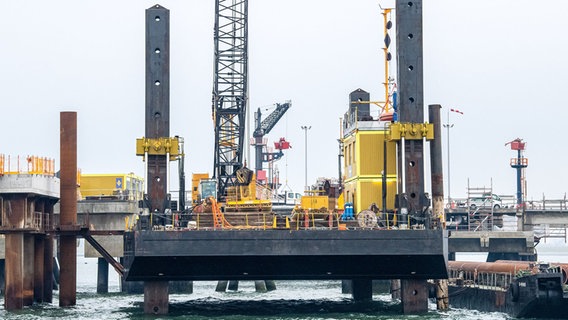 An den neu gebauten Anlegedalben für das zukünftigen Importterminal für Flüssigerdgas (LNG) finden Bauarbeiten statt. © dpa Foto: Sina Schuldt