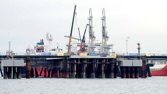 Technische Anlagen und ein Kran stehen auf dem Anleger für das LNG-Terminal in der Nordsee vor Wilhelmshaven. © dpa-Bildfunk Foto: Hauke-Christian Dittrich