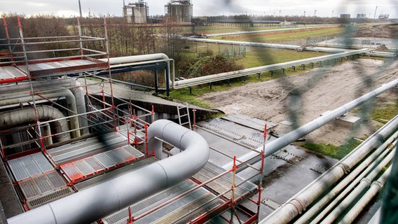 Rohre einer Pipeline führen auf einer Baustelle hinter dem Deich zur Anbindung des LNG-Terminals in Wilhelmshaven. © Hauke-Christian Dittrich/dpa Foto: Hauke-Christian Dittrich/dpa