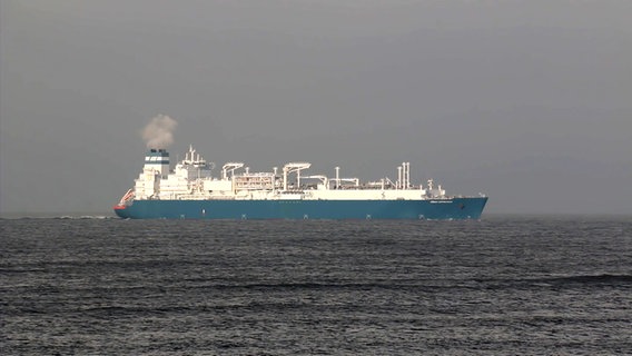 Das LNG-Schiff "Höegh Esperanza" passiert die ostfriesische Insel Wangerooge. © NonstopNews 