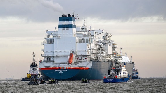 Das Spezialschiff «Höegh Esperanza» wird am Anleger festgemacht. © Sina Schuldt/dpa Foto: Sina Schuldt