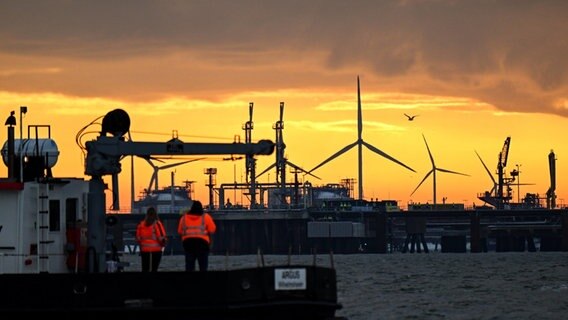 Sonnenuntergang hinter dem LNG-Terminal. © Sina Schuldt/dpa Foto: Sina Schuldt