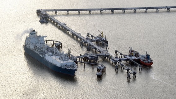 Luftaufnahme des ersten Anlegers für die Ankunft von Schiffen mit Flüssigerdgas in Deutschland. © picture alliance/dpa/NPorts | Wolfhart Scheer Foto: Wolfhart Scheer