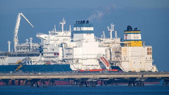 Die "Maria Energy" (hinten) neben der "Höegh Esperanza" (vorne) in Wilhelmshaven. © Sina Schuldt/dpa Foto: Sina Schuldt/dpa