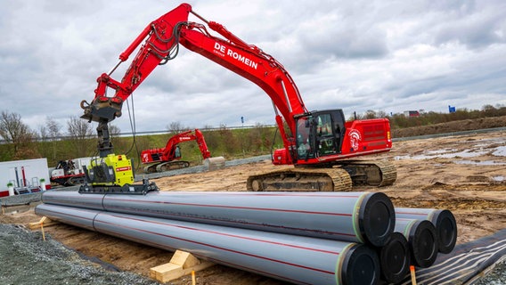 Rohre für eine neue Erdgasleitung liegen auf einem Baustelle. Der Bau einer Pipeline für den Transport von Erdgas von dem schwimmenden Terminal für Flüssigerdgas (LNG) in Wilhelmshaven hat begonnen. © Sina Schuldt/dpa Foto: Sina Schuldt